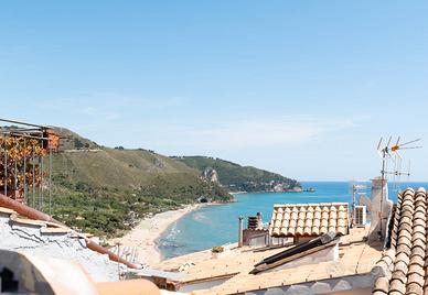 Mare e centro storico. Vista mare