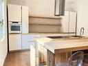 cucina-lineare-parete-isola-in-legno-su-misura