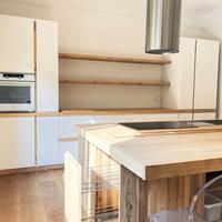 Cucina lineare parete + Isola in legno su misura