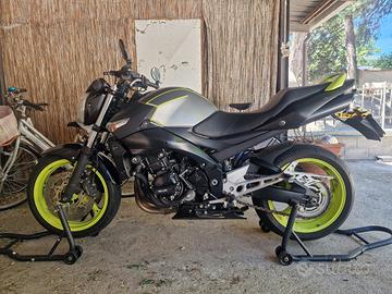 SUZUKI GSR 600