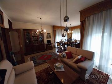 Villa di 240 m² con più di 5 locali e box auto dop