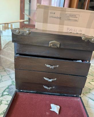 Baule in legno-scrigno