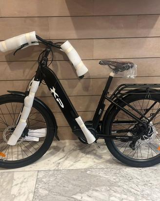 bicicletta elettrica con telaio in alluminio