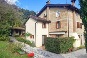 Caratteristica casa di testa completamente rist...