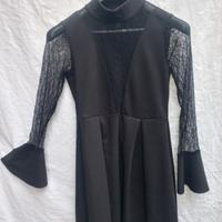 Elegante vestito nero con maniche in pizzo .tag.40
