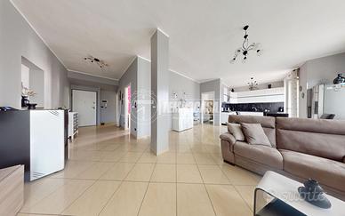 AMPIO APPARTAMENTO RISTRUTTURATO CON BOX E GIARDIN