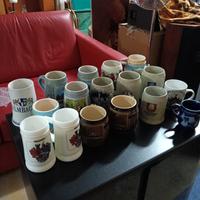 Grosso lotto di boccali birra in ceramica e vetro 