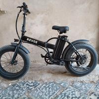 Bicicletta elettrica revoe 36v 250w batteria nuova