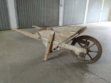 Carriola antica in legno