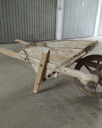 Carriola antica in legno