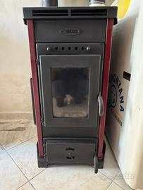 Stufa a legna Niklas con vetro frontale e tubi