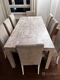 Sala da pranzo con tavolo,armadio e sedie