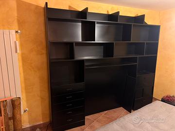 letto singolo e libreria