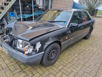 mercedes w124 demolita per ricambi 