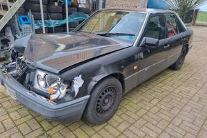 mercedes w124 demolita per ricambi 