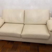 Divano in pelle a tre posti color avorio
