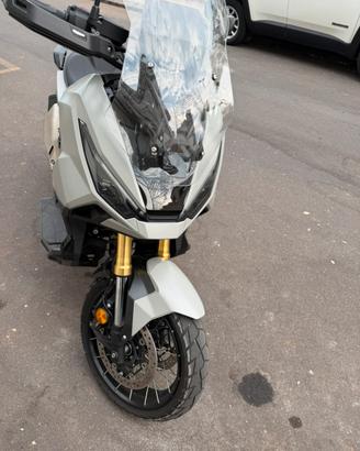 Xadv 750