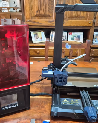 2 stampanti 3D a resina e filamento