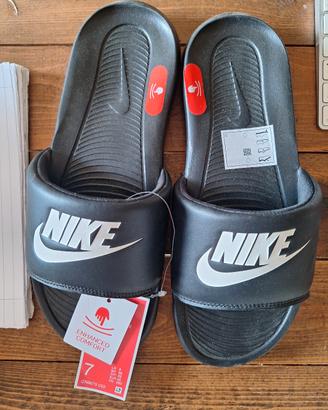 Ciabatte Nike Victori One, mai indossate numero 40