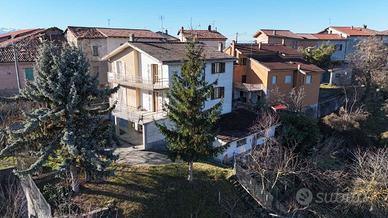 Ampia Villa Bifamiliare in Posizione Dominante con