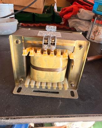 Trasformatore monofase 110/220