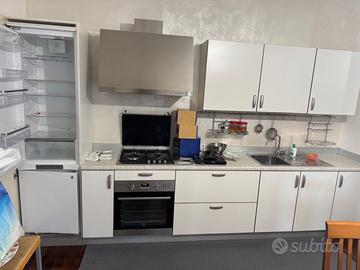 Cucina componibile con elettrodomestici nuovi