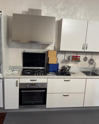Cucina componibile con elettrodomestici nuovi