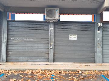 Locale commerciale su 3 livelli con 2 vetrine
