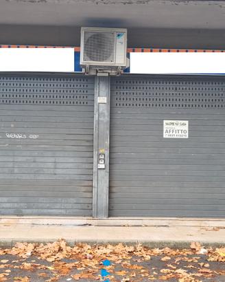Locale commerciale su 3 livelli con 2 vetrine