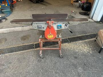 Pialla da legno montata su un carrellino con ruote