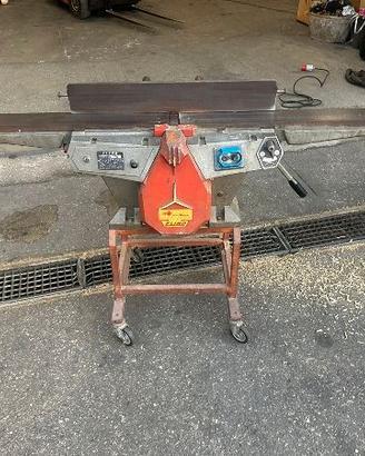 Pialla da legno montata su un carrellino con ruote
