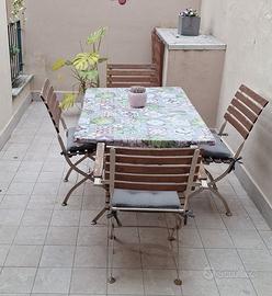 Tavolo con sedie da esterno