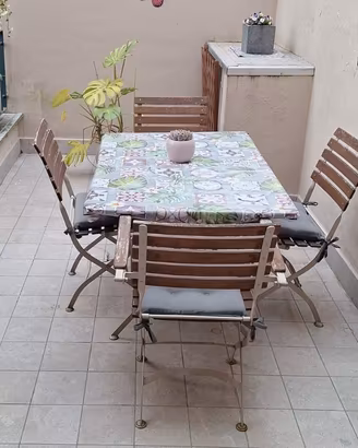 Tavolo con sedie da esterno