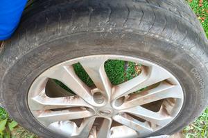 4 ruote Nissan Juke con cerchione