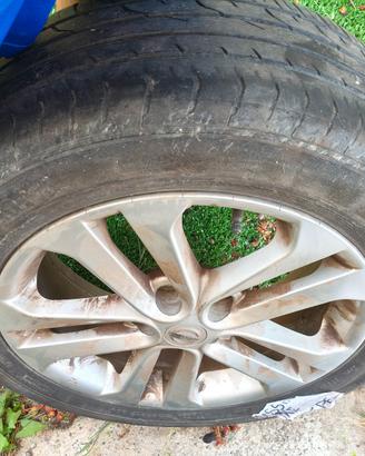 4 ruote Nissan Juke con cerchione