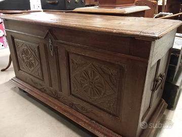 vecchia grande cassapanca in legno scolpita