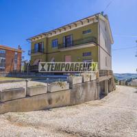 Porzione di casa indipendente, con corte, terreno