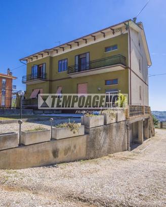 Porzione di casa indipendente, con corte, terreno