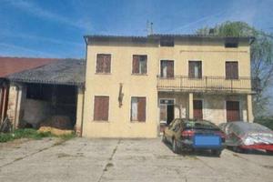 Immobile in asta di 373 m² con 5 locali e box auto