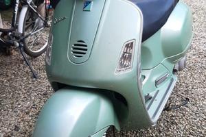 Piaggio Vespa 200 GT verde vintage