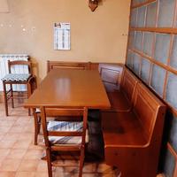 Tavolo con panca e sedie