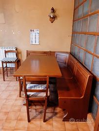 Tavolo con panca e sedie