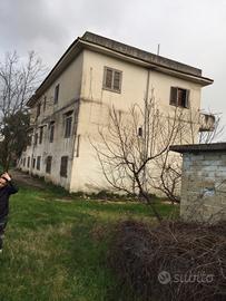Palazzetto con 40.000 metri di terreno