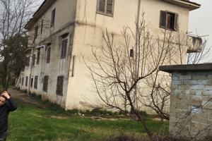 Palazzetto con 40.000 metri di terreno