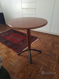 coppia di tavolini da camera 