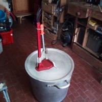 Pentola alluminio e tappa bottiglie