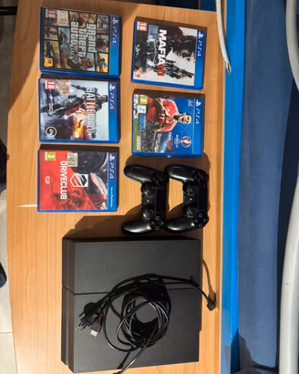 PS4 500GB+2 controller+5 giochi+Cavi-Come nuova