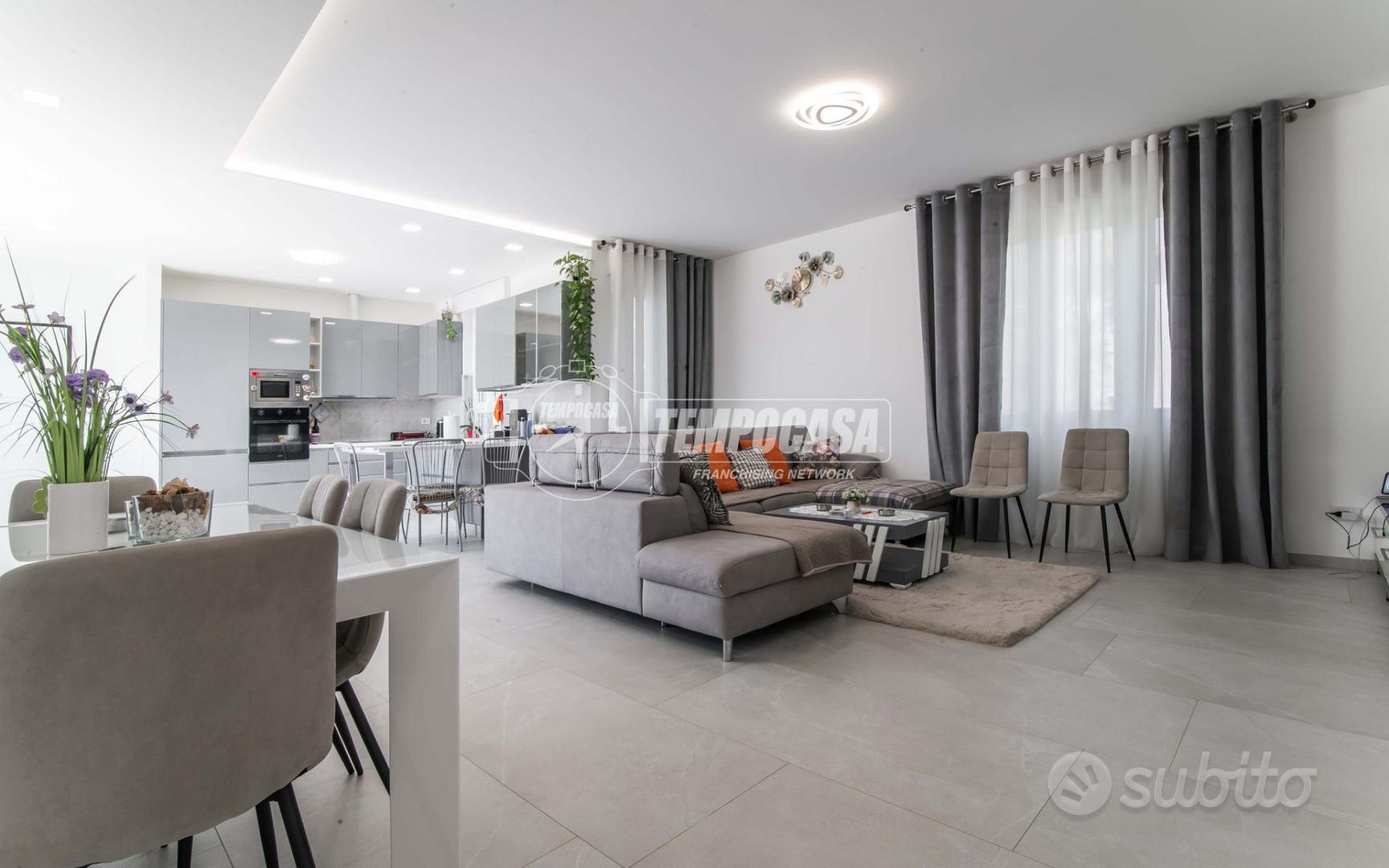Elegante Trilocale con Terrazzo Living e Box - Altro