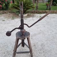 Tappatrice d'epoca da museo tappabottiglie