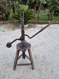 Tappatrice d'epoca da museo tappabottiglie